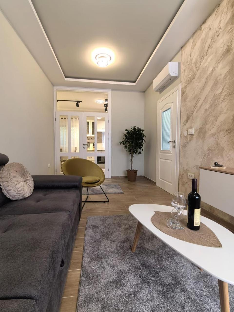 Apartamento Sunny Hill - Parking - Fenced Garden - Luxury Loft Kotor Exterior foto